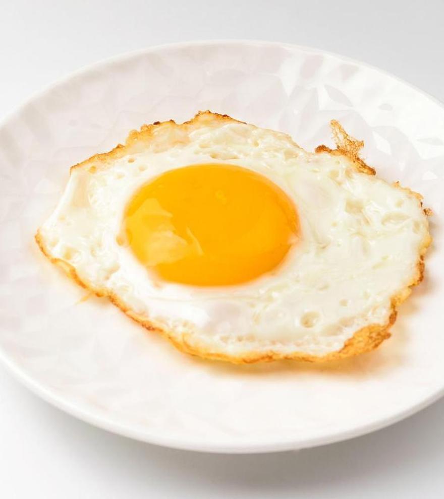 Adiós a freír huevos en la sartén: así se hacen los mejores huevos fritos