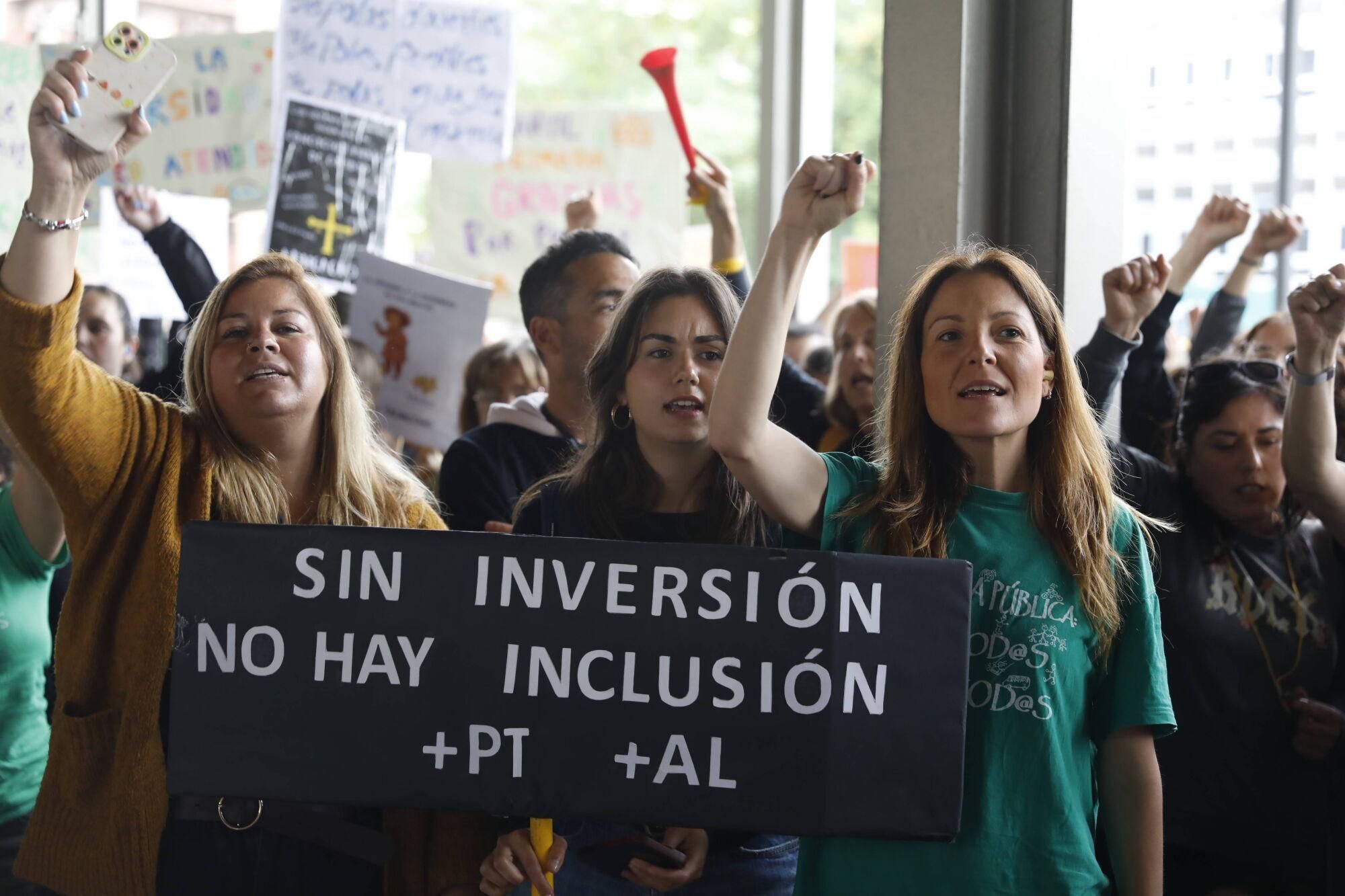 Cientos de profesores se concentran en Oviedo mientras Gobierno y sindicatos negocian.