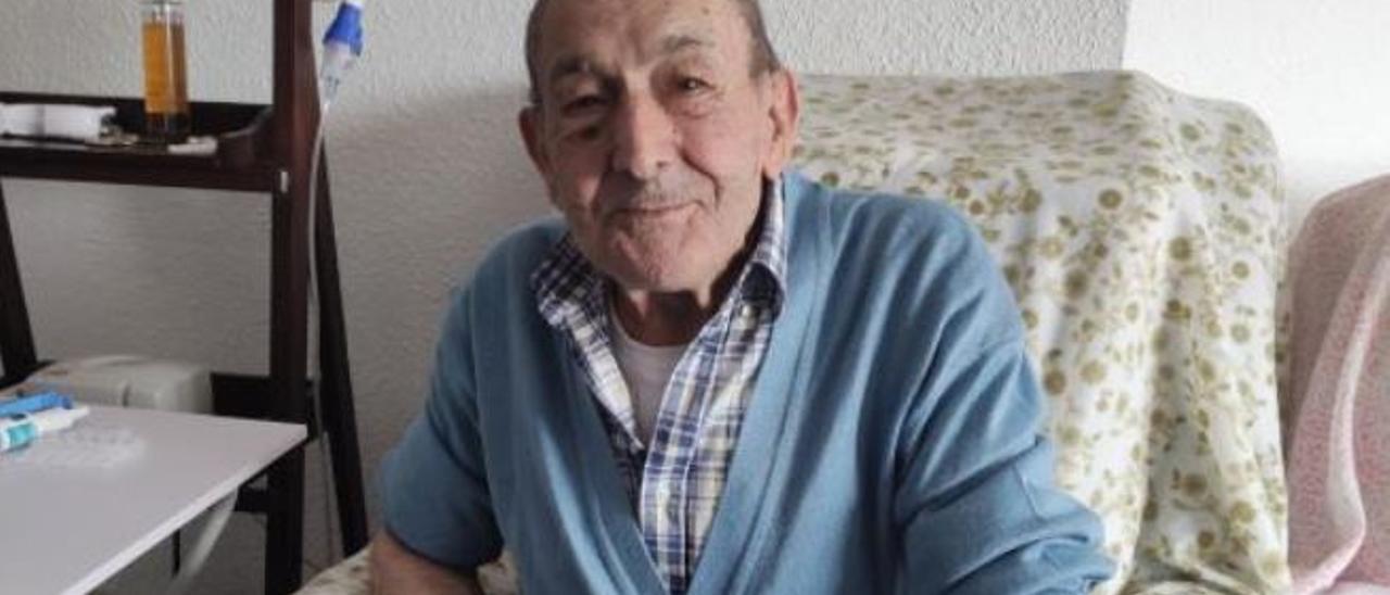 Imagen de José Pepiol, de 84 años, en el salón de su casa en la calle Sueca de Alzira | RAFA NOGUÉS