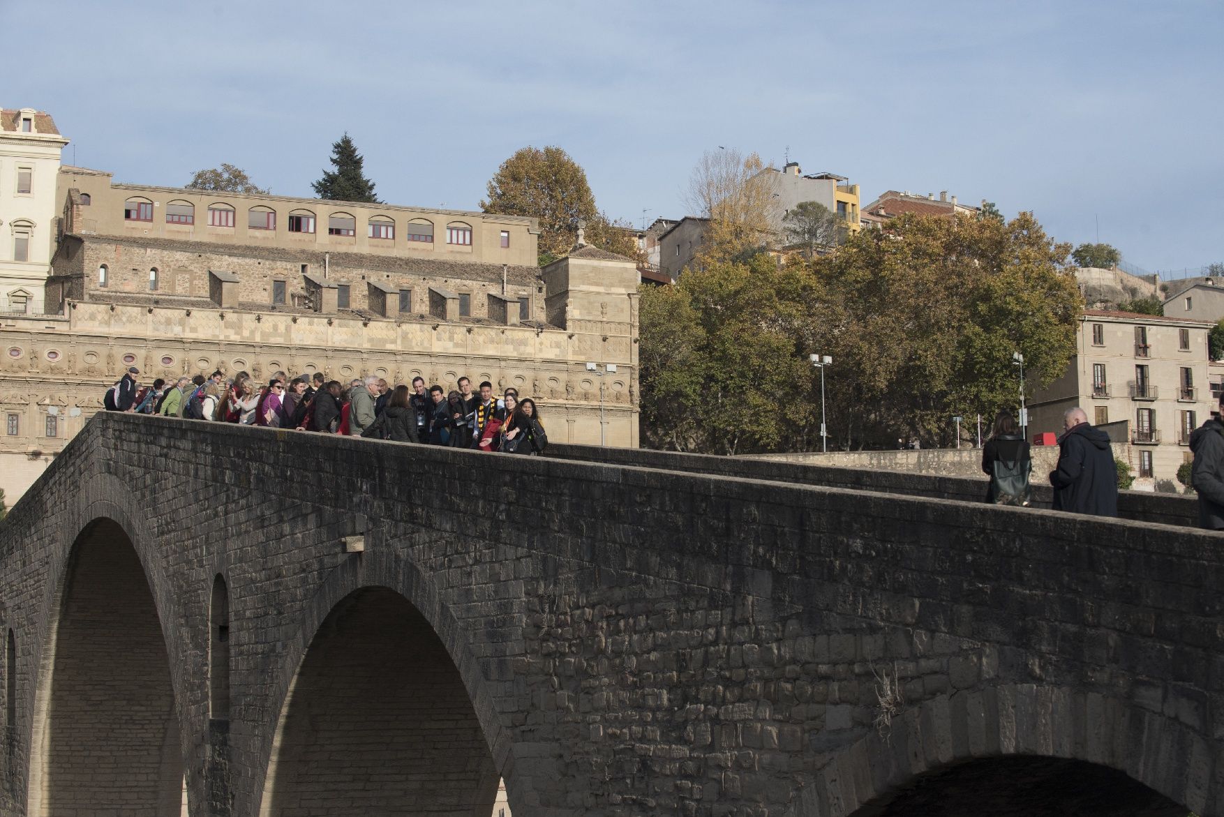 Un centenar de persones pelegrinen de Santa Caterina fins a la Cova per obrir el Fòrum Cruïlla de Camins