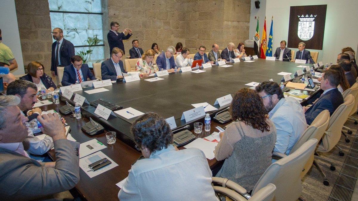 Adif se compromete a sustituir 11 trenes en Extremadura en un año