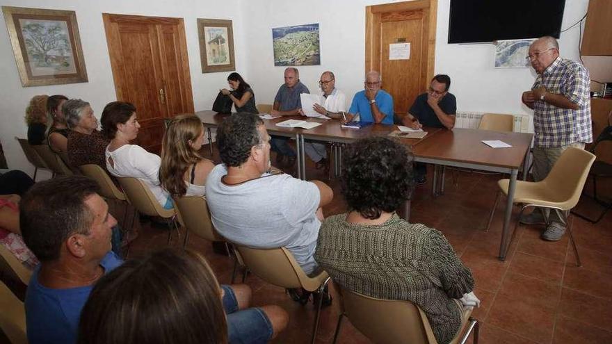 Vecinos de Santiago del Monte, en una reunión a principio de mes con los grupos políticos del concejo.