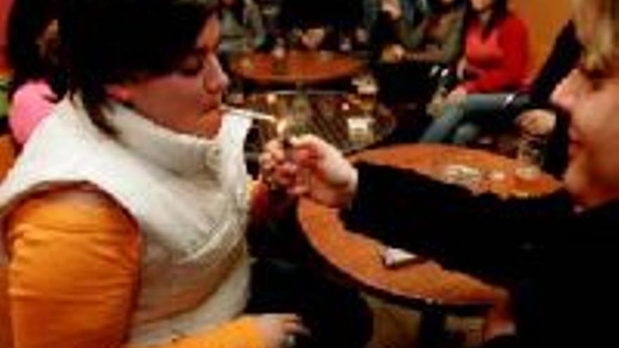 Sanidad se plantea prohibir fumar en los bares pequeños