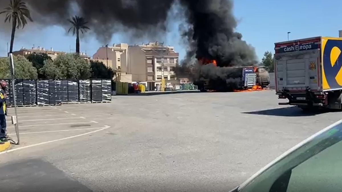 Arde un camión junto al Cash Europa de Churra