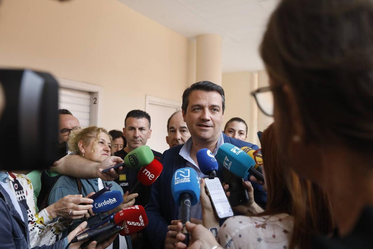 El alcalde, José María Bellido, ha presidido la reunión del Cecopi en la Jefatura de Policía Local en Córdoba.