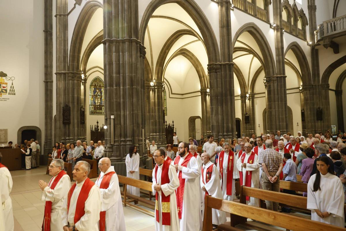 La misa de celebración por los 125 años de la iglesia gijonesa de San Lorenzo, en imágenes