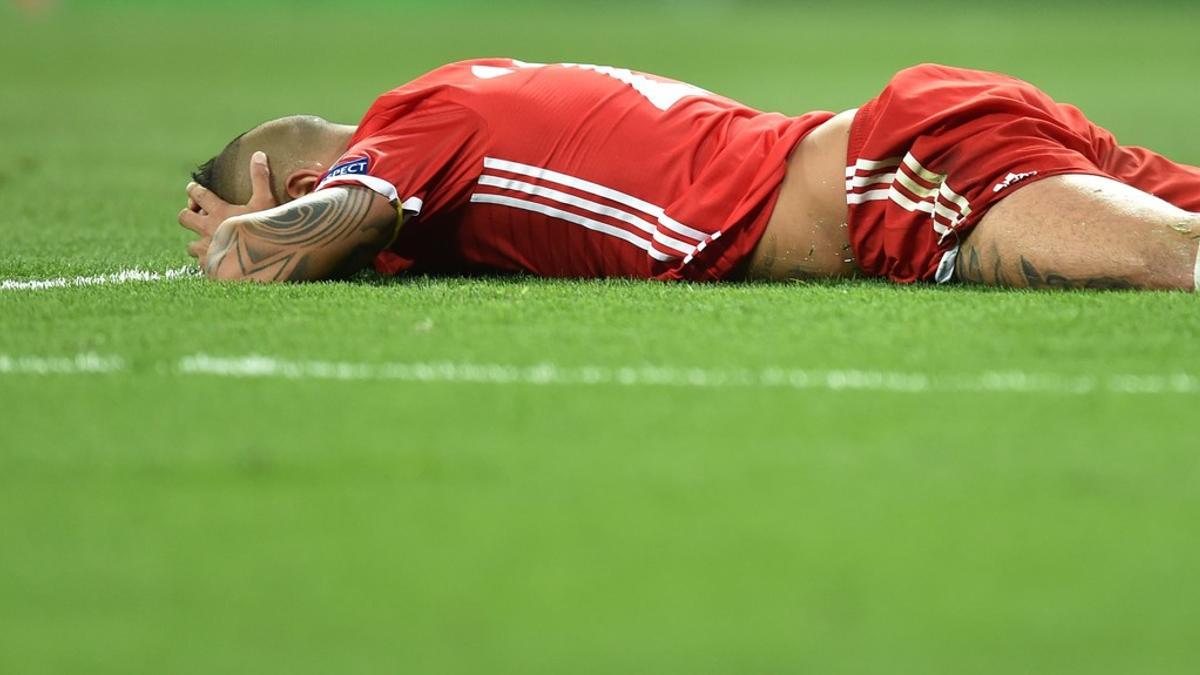 Arturo Vidal tumbado en el césped del Bernabéu