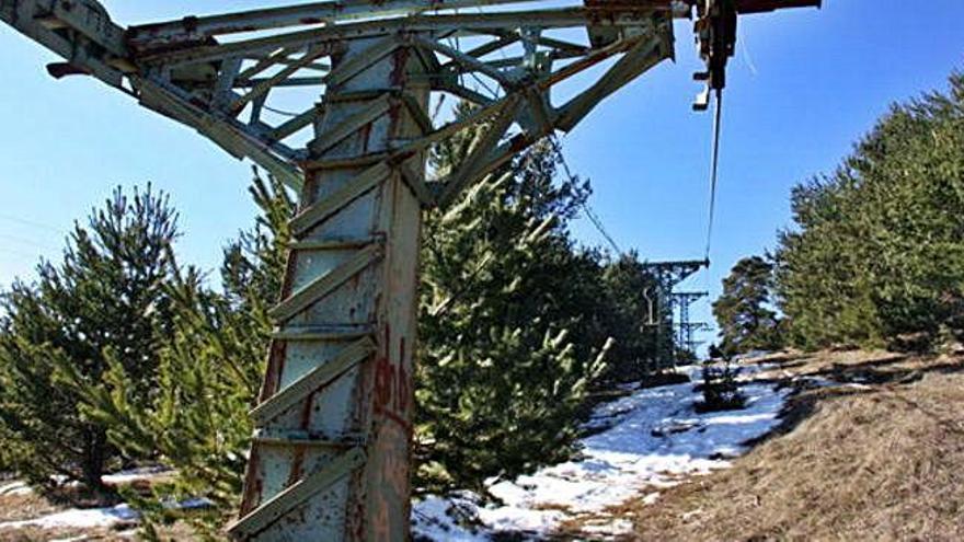 Les restes de l&#039;antic telecadira del Turó de la Perdiu que unia el barri de la Molina amb les pistes d&#039;esquí