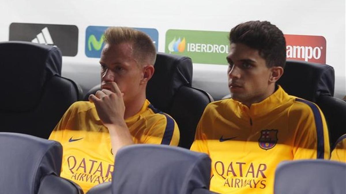 Bartra, en el banquillo junto a Ter Stegen en una imagen habitual