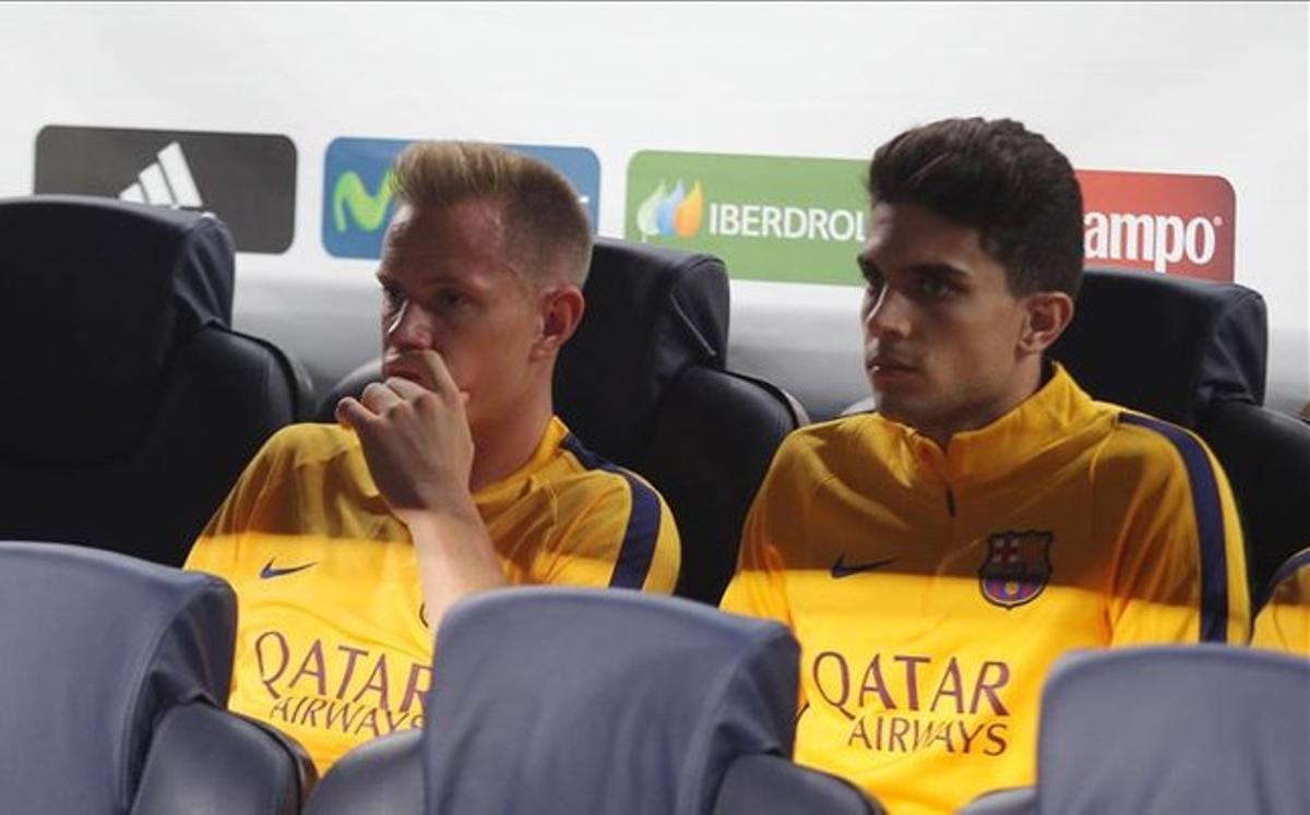 Bartra, en el banquillo junto a Ter Stegen en una imagen habitual