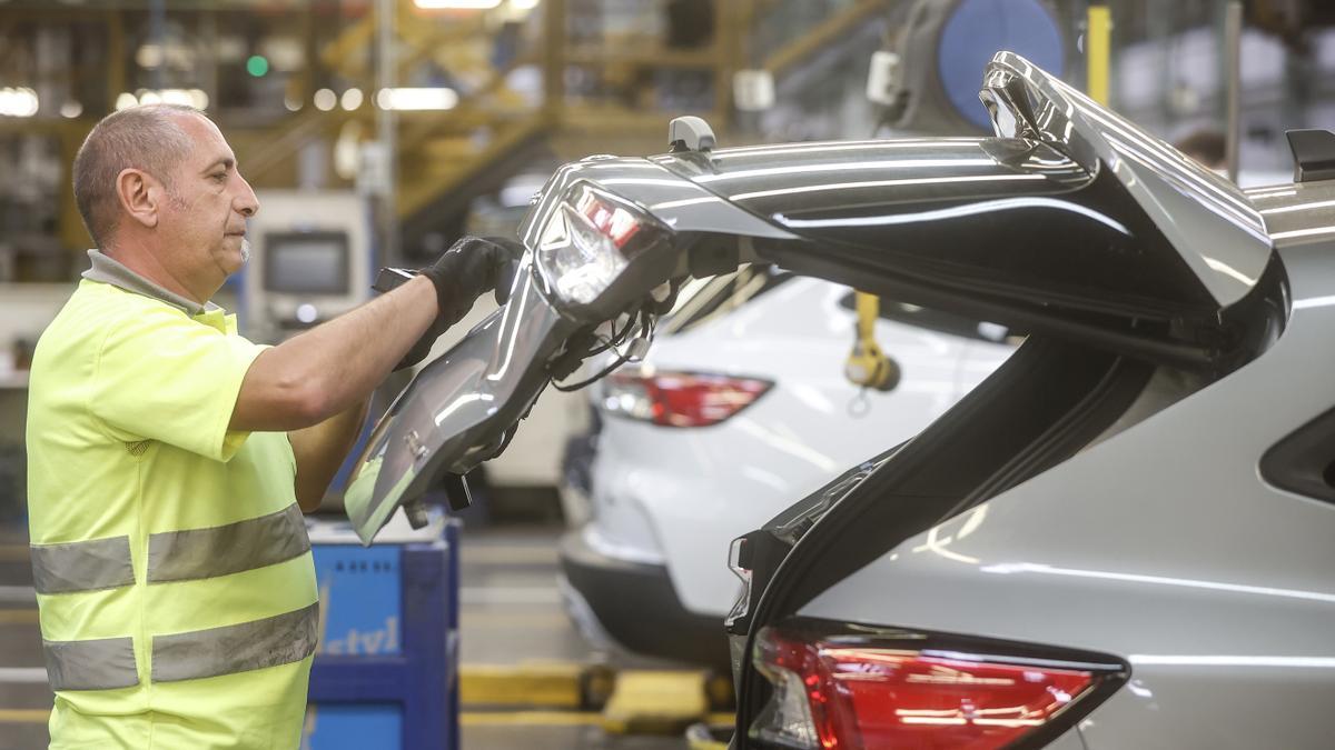 Un trabajador en la fábrica de Ford Almussafes, en una imagen de archivo.