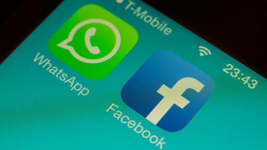 Aplicaciones de Facebook y WhatsApp en un móvil.