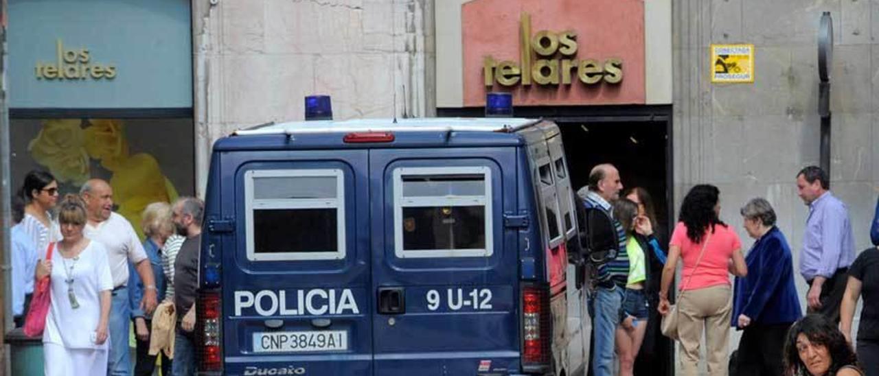 La calle Magdalena, tomada por la Policía tras la reyerta del jueves.