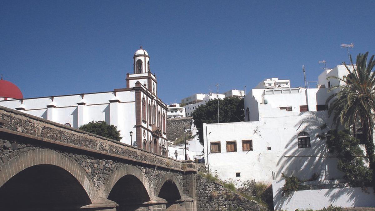 Puente e iglesia de Agaete, junto al Parque Popular de Agaete.