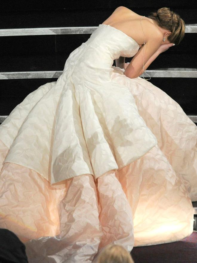 Jennifer Lawrence tropieza al recoger el Oscar en 2013