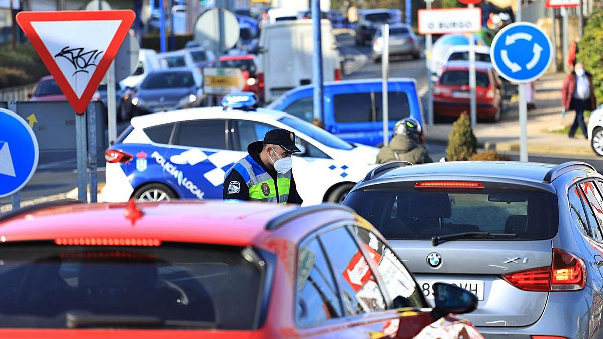 Un policía de Culleredo, ayer durante el control en el puente de O Burgo.  | // LA OPINIÓN