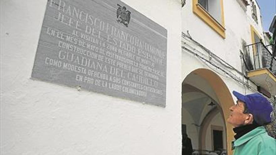 El juez deniega retirar la placa y el escudo del ayuntamiento