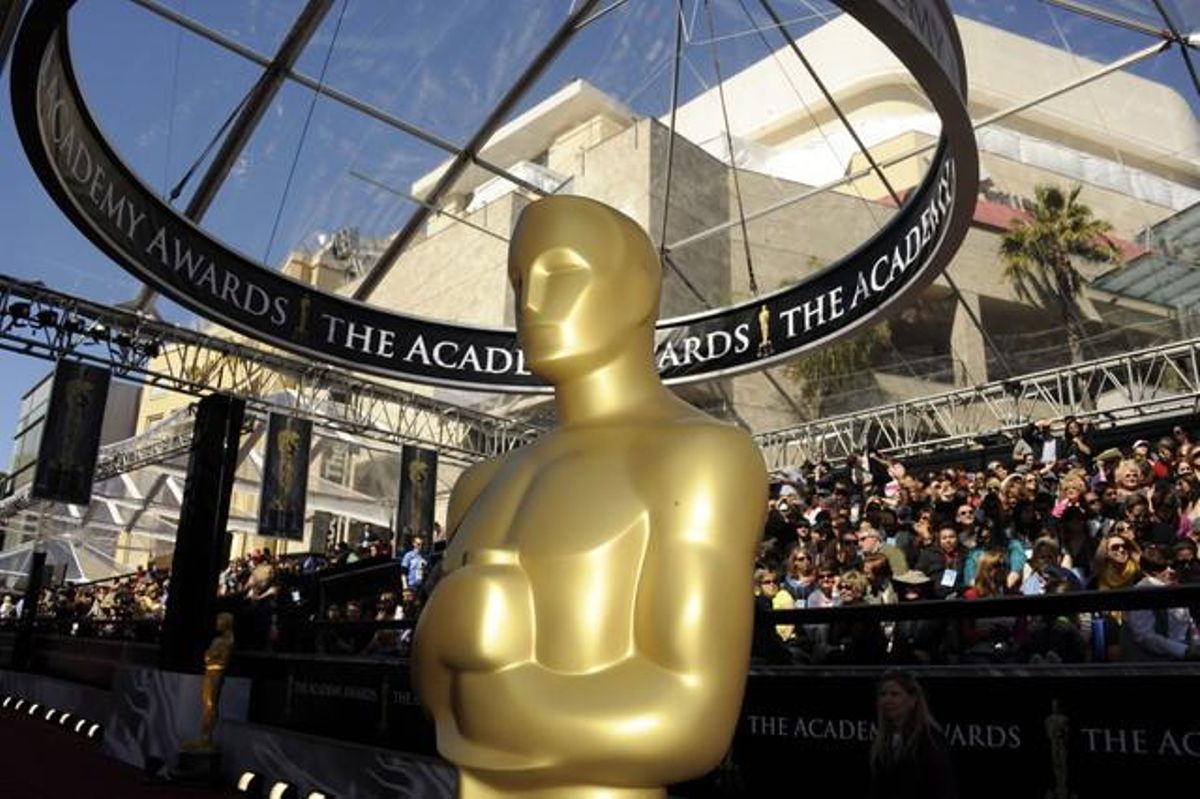 Una estàtua dels Oscars, a l’alfombra vermella.