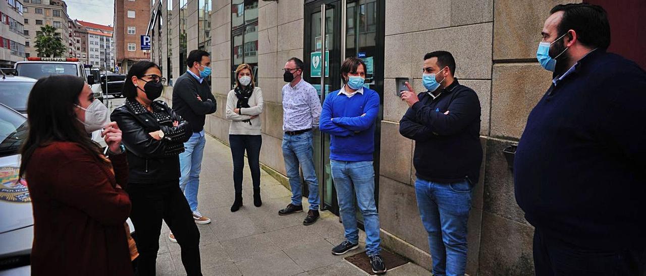 La oposición, salvo el BNG que no pudo acudir al pleno, abandonó el salón antes de la votación.