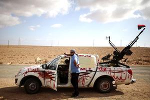 Combatents libis descansen a Wai Dinar, al costat de Bani Walid (Líbia), una ciutat coneguda pel seu important nombre de partidaris del govern de Gaddafi.