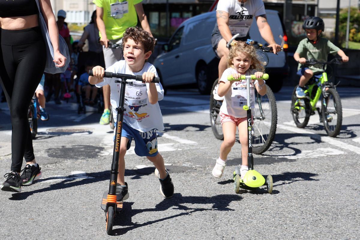 Pontevedra. Pedalada, paseo en bicicleta del colegio de Campolongo.