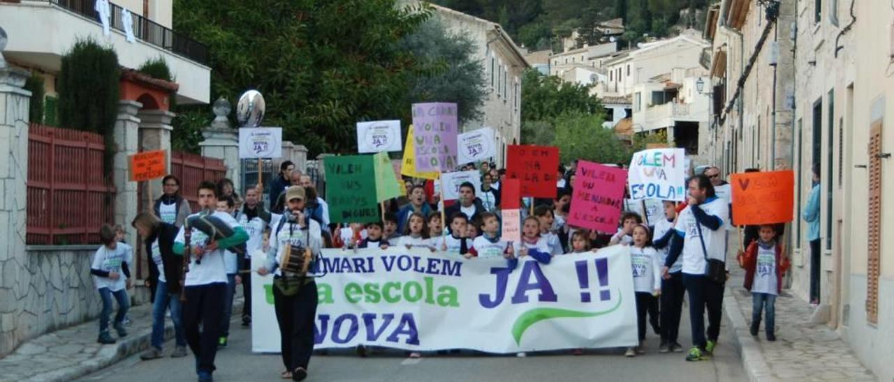 La comunidad educativa se manifestó en marzo para exigir una nueva escuela en Caimari.