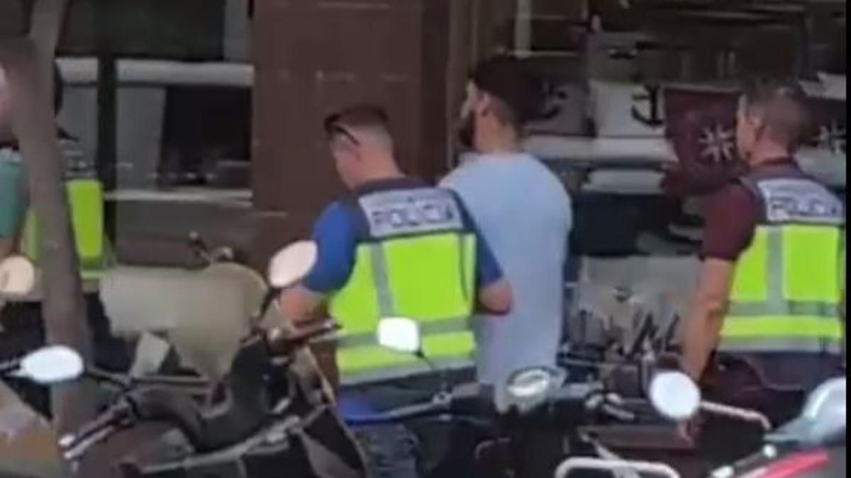 Los agentes de la Policía Nacional, con el detenido esta mañana.