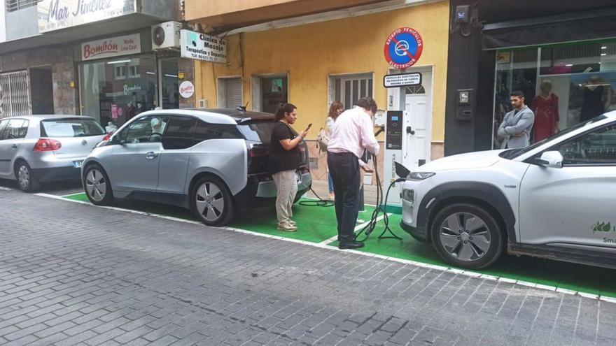 Torrevieja pone en marcha ocho puntos de recarga gratuita para coches eléctricos