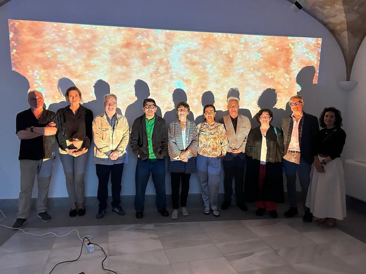 Los asistentes a la inauguración de la exposición de Yu Depeng.