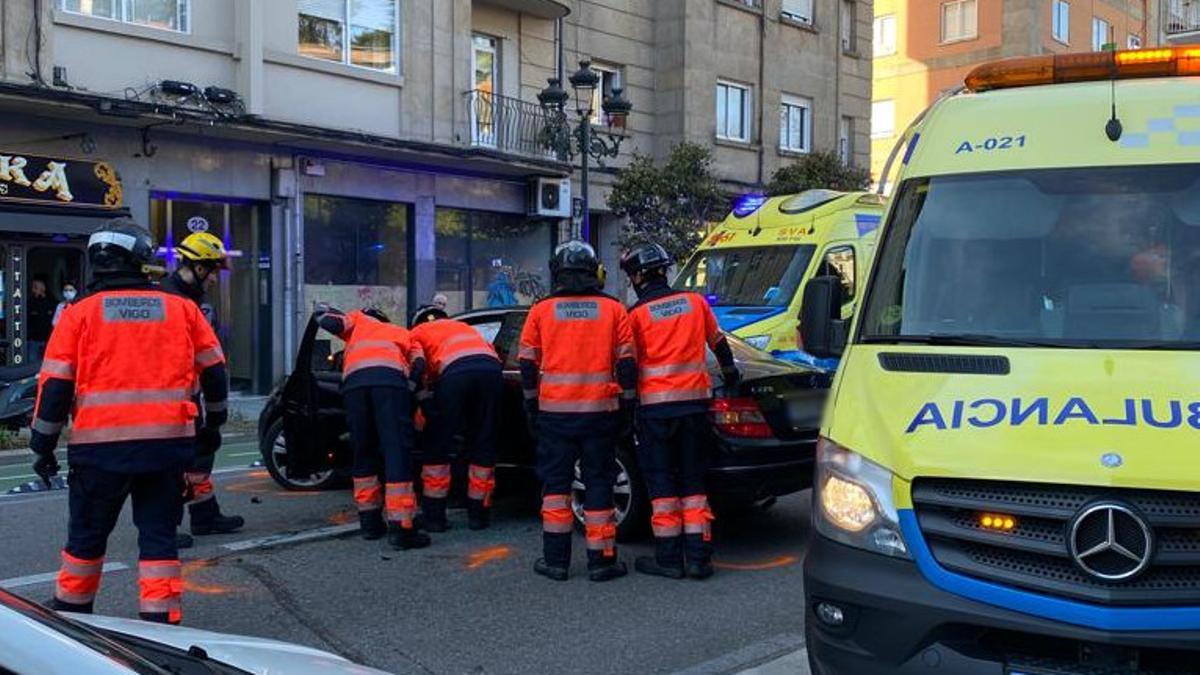 Los bomberos retiraron la motocicleta, que quedó atrapada bajo el coche.