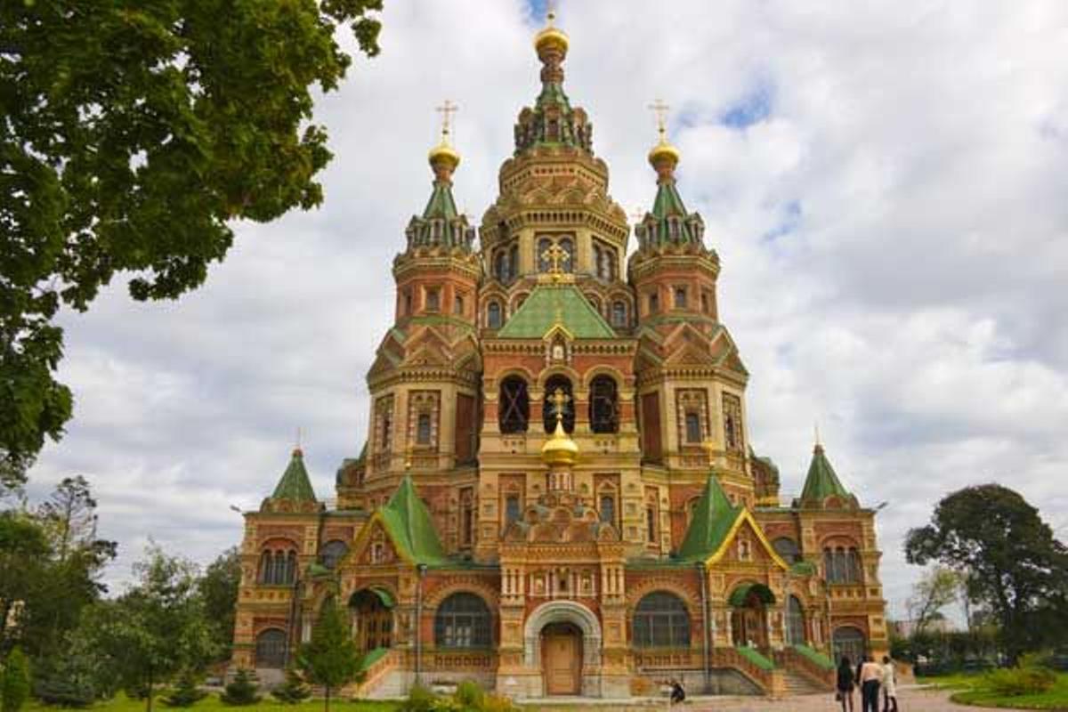 La Iglesia de San Pedro y San Pablo es una construcción típica ortodoxa y se encuentra a la entrada de Peterhof.
