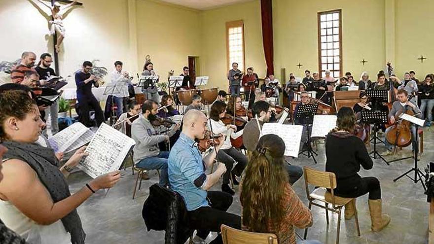 Imagen de archivo del Bachrroc Ensemble ensayando con la Coral UIB.