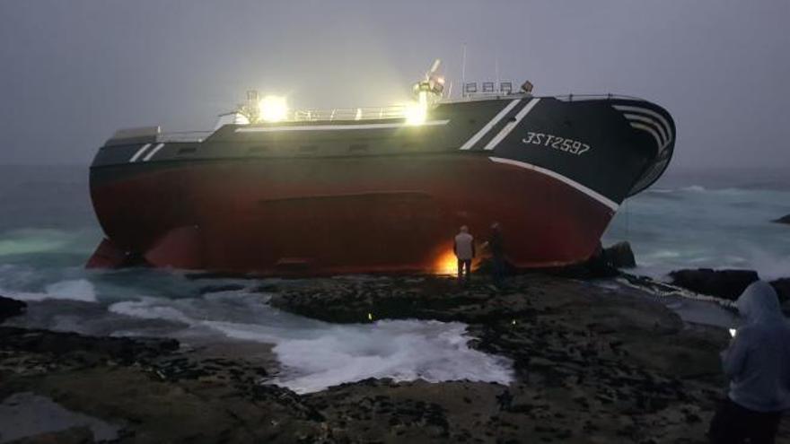 Tragedia en la costa gallega | Muere un marinero tras la colisión de su barco contra las rocas en Portosín