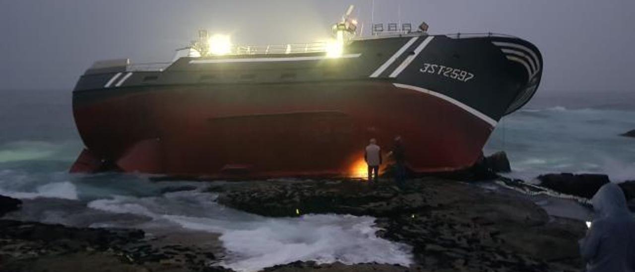 Tragedia en la costa gallega | Muere un marinero tras la colisión de su barco contra las rocas en Portosín
