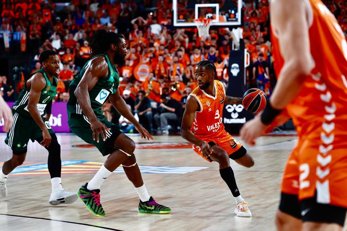 Panathinaikos sobrevive a la última posesión del Valencia Basket en el Roig Arena