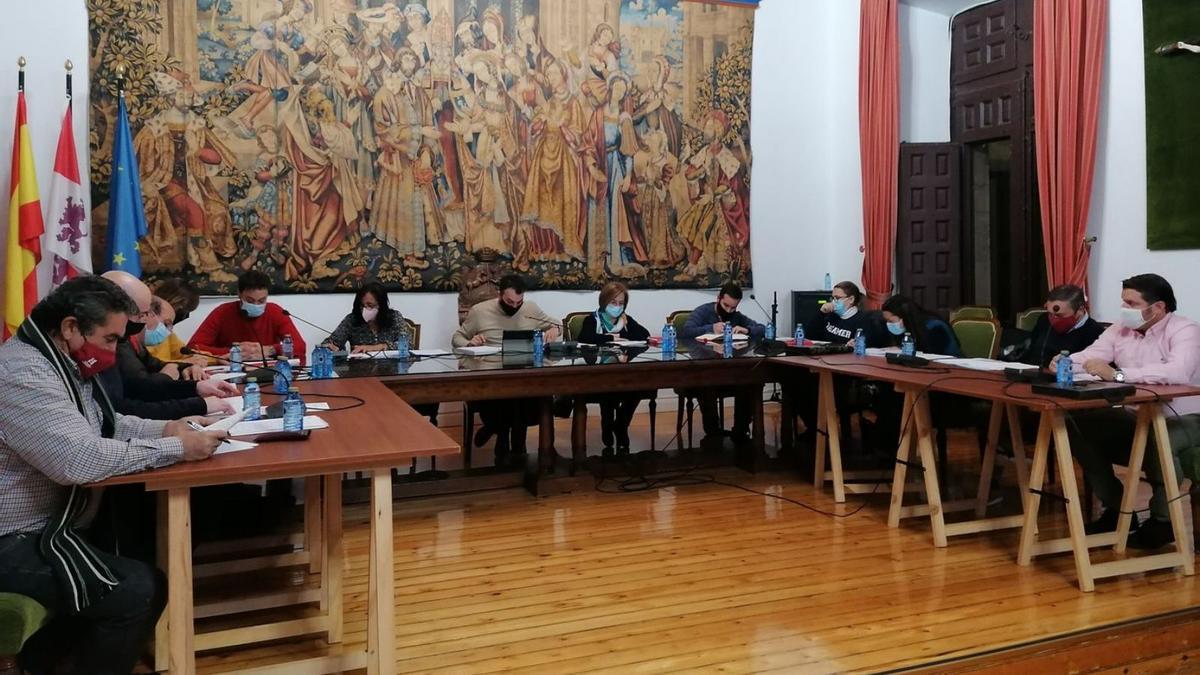 Los concejales del Ayuntamiento de Toro debaten uno de los puntos del orden del día del pleno. | M. J. C.