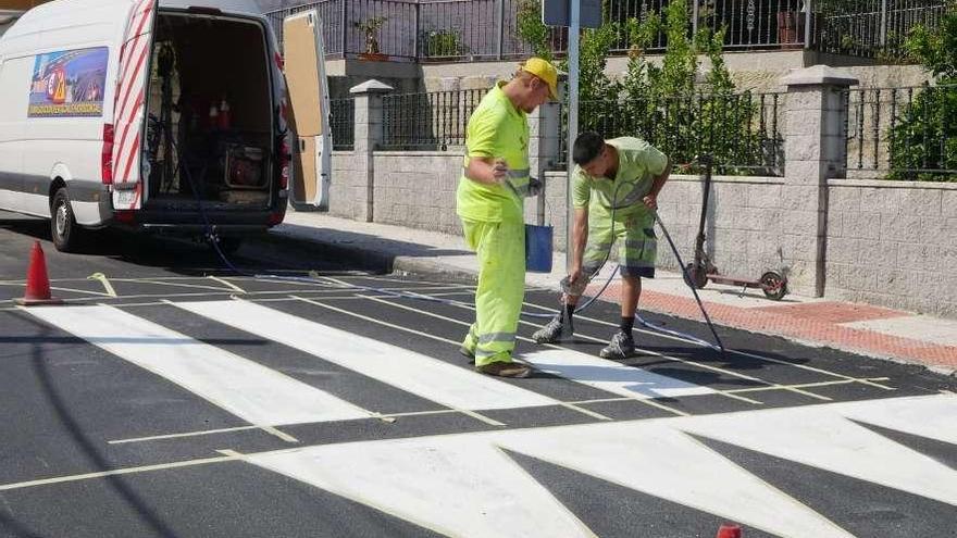 Trabajos de construcción de badenes en la Avenida do Conde, ayer. // Muñiz