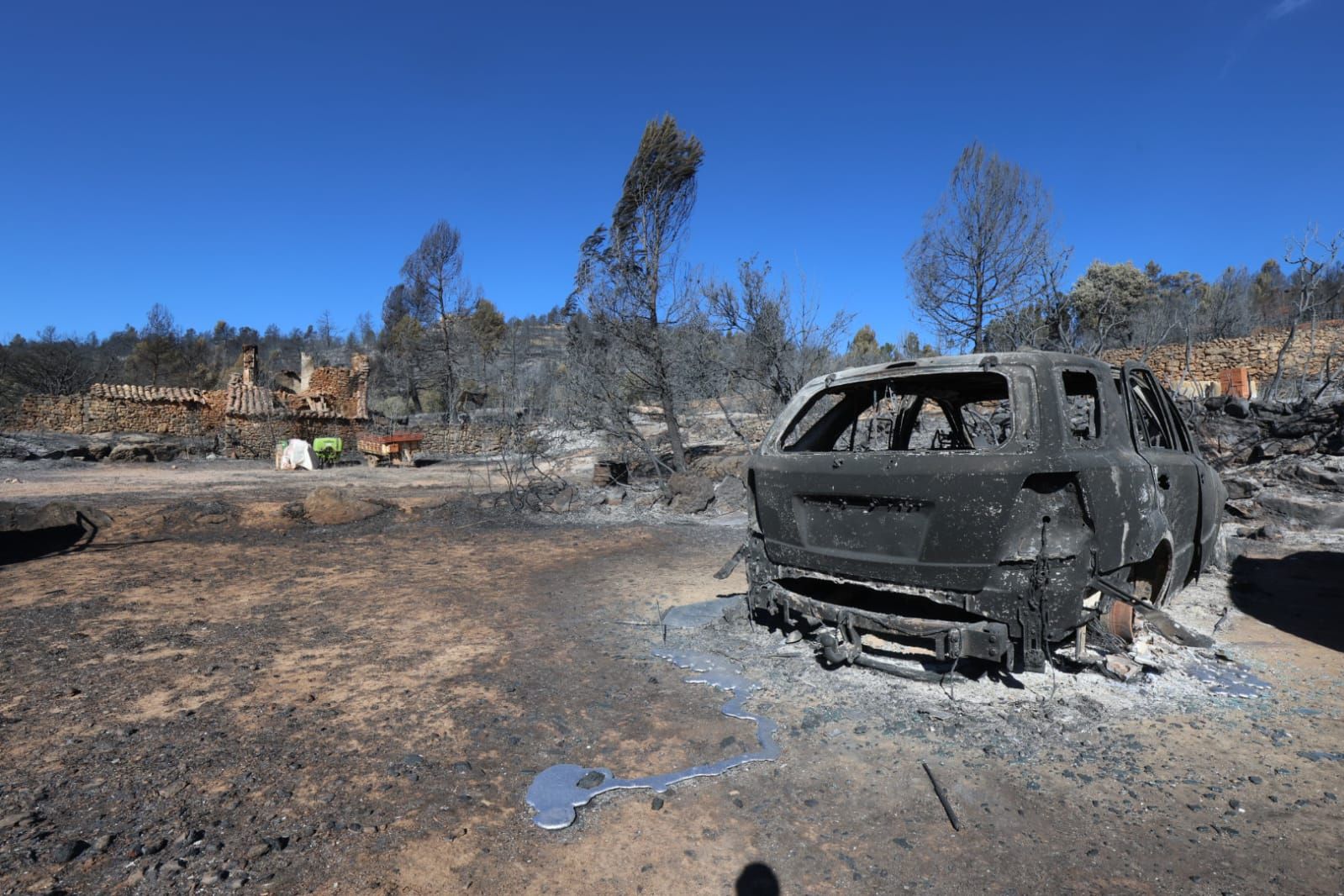 La imagen de la desolación: el fuego arrasa viviendas en la aldea de Los García