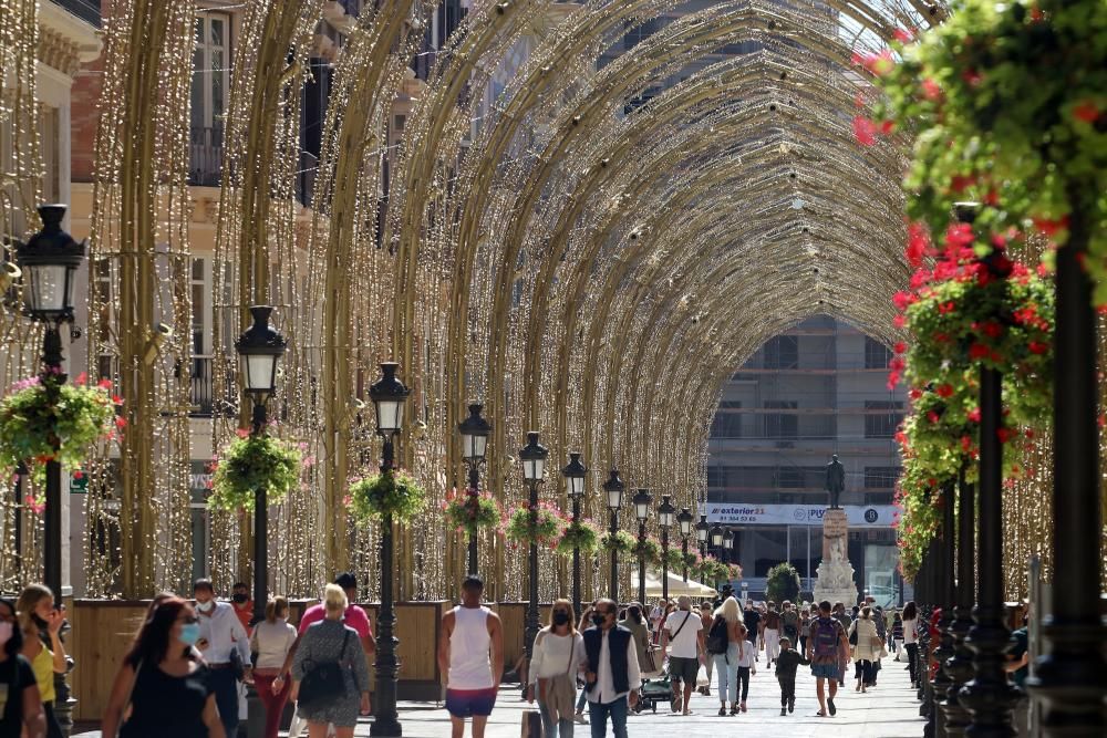 Continúa el montaje de las luces de Navidad de la calle Larios