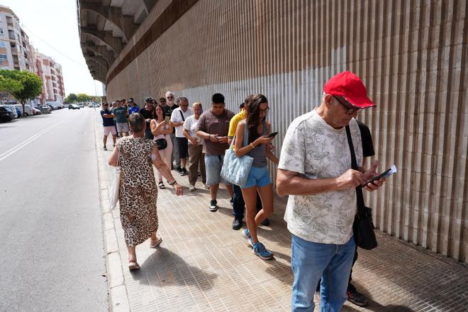 Galería | La afición acude a Castalia en busca de las últimas entradas para el Castellón-Almería