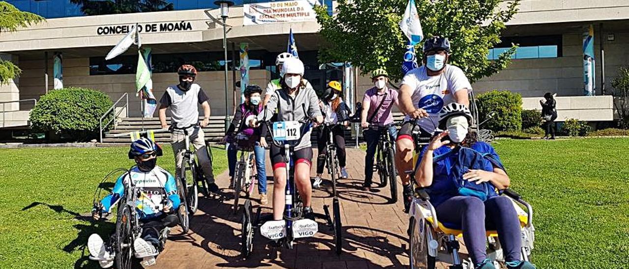 Participantes en la ruta, con María Ortega con los ojo vendados. | G.N.