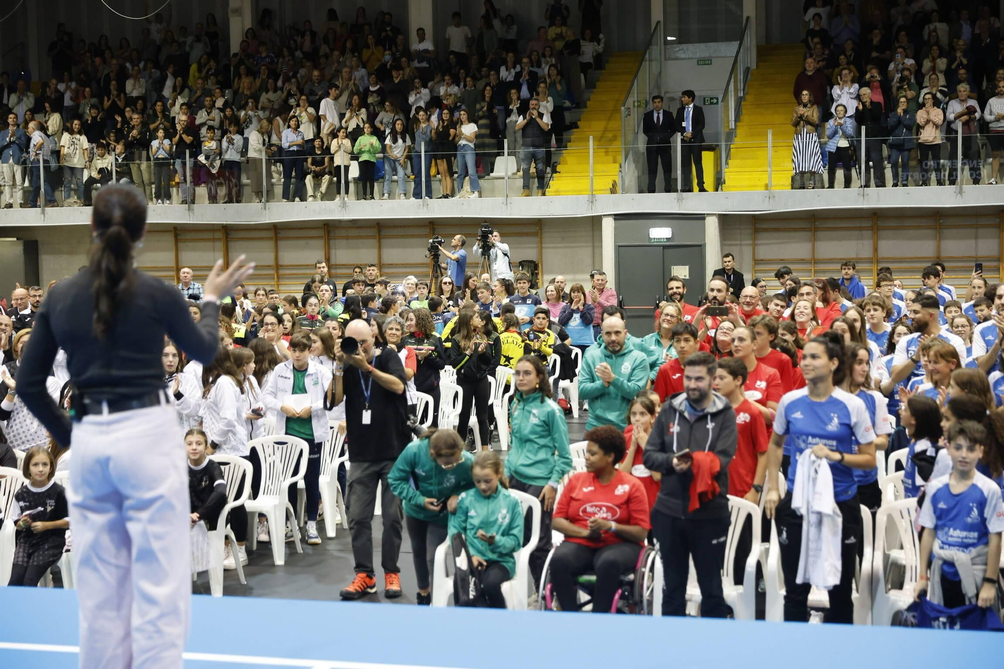 Carolina Marín recibe el cariño de medio millar de deportistas asturianos en Gijón y la visita sorpresa de Saúl Craviotto