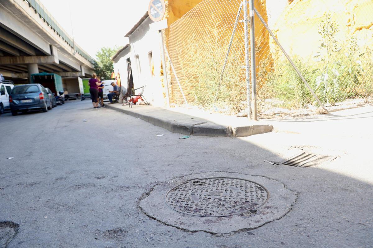 Restos de sangre en el asfalto, horas después en la zona de Barriomar donde se produjo el crimen.