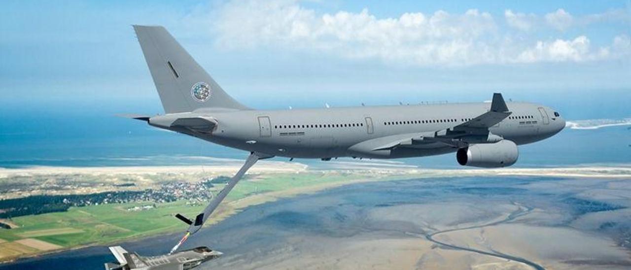 Un Airbus MRTT como el que está previsto que haga pruebas en Vigo realizando labores de reabastecimiento de combustible. // Airbus