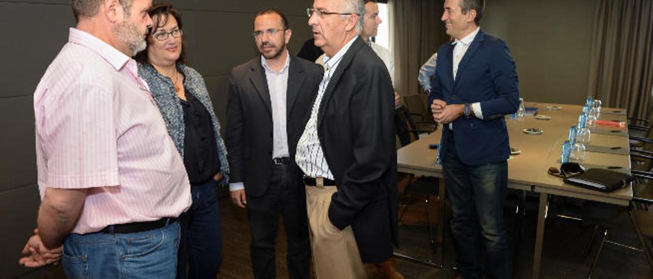 Nicolás Jorge (centro) junto a Hernández Spínola, González Taño y Bañolas.