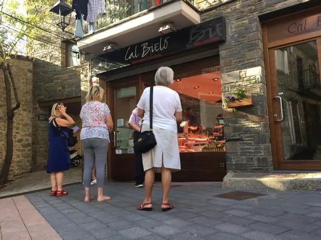 Les cues s'estableixen a la Cerdanya pel pont d'Agost