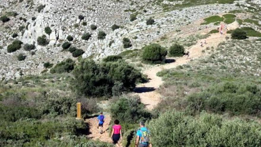 Una família passant per un dels comptadors instal·lats al Montgrí.