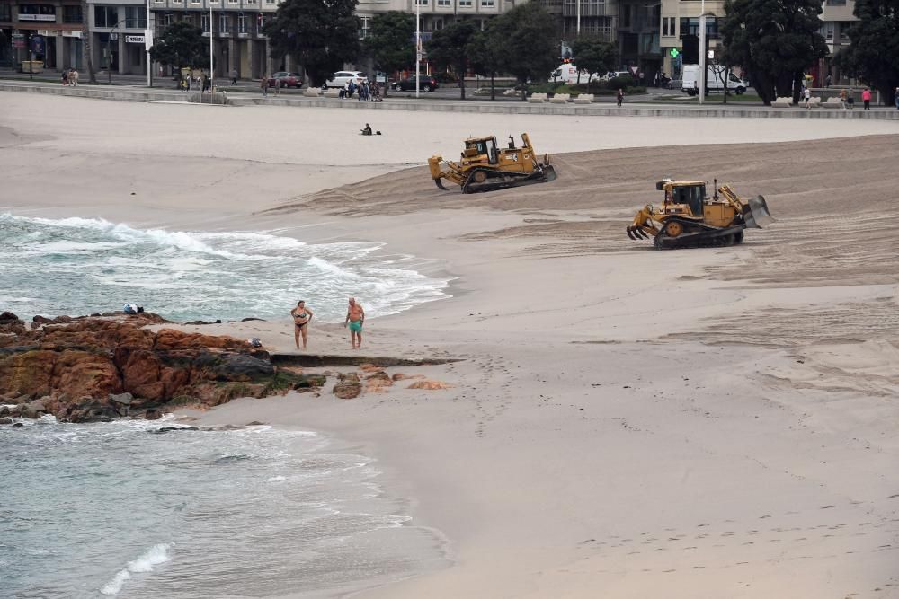 Las dunas vuelven a la playa para proteger el paseo de lo temporales.