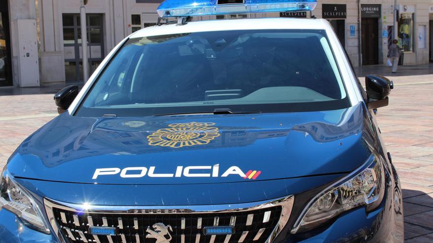 La Policía Nacional busca al hombre, que se dio a la fuga.