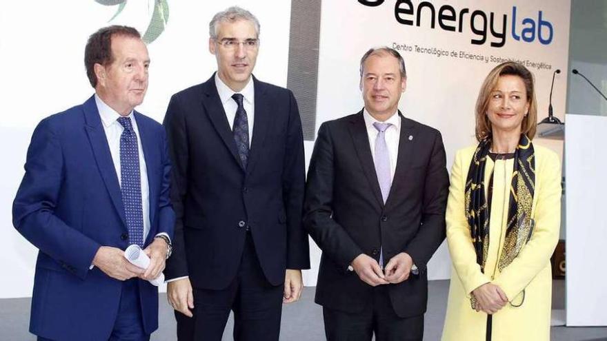 De izq. a dcha., Luis Díaz, presidente de EnergyLab, el conselleiro Francisco Conde, el rector Salustiano Mato y Rocío Fernández, directora del centro, ayer, en las instalaciones de Citexvi.